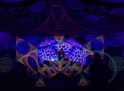 Bühnenbild von Zolahr Strings